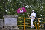 Astronauta sobre el rio Tuerto con bandera de Leon.jpg